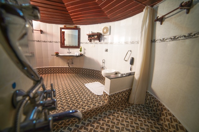 Deluxe Cottage bathroom