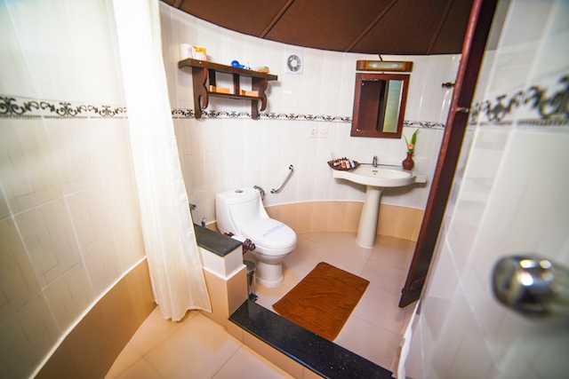 Manaltheeram Garden cottage bathroom.jpeg