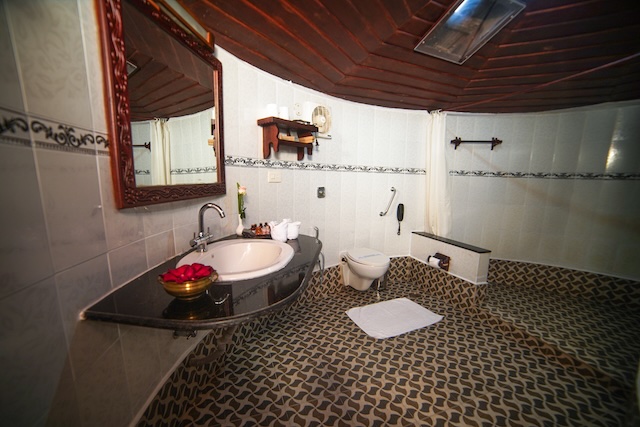 Manaltheeram Kerala House bathroom.jpg