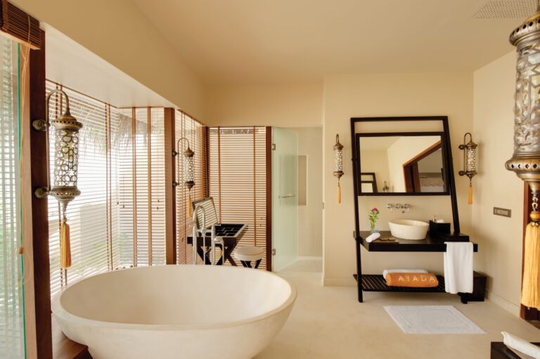 Ayada Beach Villa mit Pool